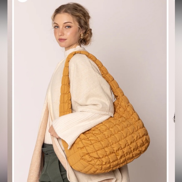 DO EVERYTHING IN LOVE
Large Quilted Bag - Picture 2 of 5